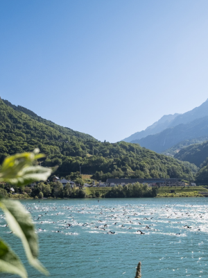 natation du triathlon de l'Alpe d'Huez dans le lac du verney