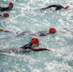 EDF départ natation du Triathlon de l'Alpe d'Huez.