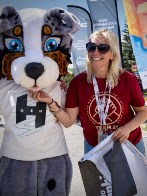 Laurence Neveu, directrice du Triathlon de l'Alpe d'Huez, avec Ash, la mascotte de l'épreuve.