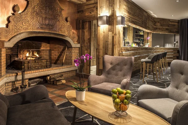 Hotel le pic blanc à l'Alpe d'Huez, salon avec cheminée.