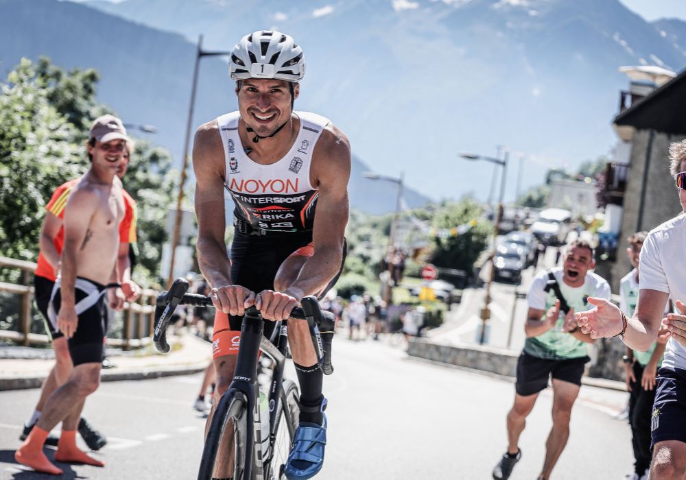Émile Blondel Hermant traverse la Fan Zone du Duathlon de l'Alpe d'Huez.