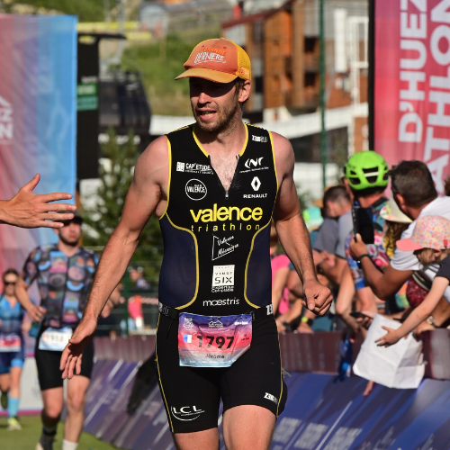 L'arrivée d'un Game Changers lors du Triathlon de l'Alpe d'Huez.