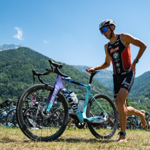 Sortie du parc à vélo lors du Triathlon de l'Alpe d'Huez.