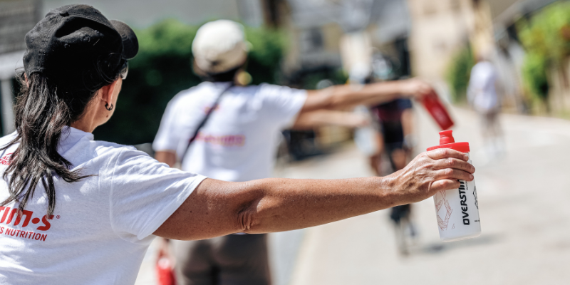 Scène de ravitaillement sur le Triathlon de l'Alpe d'Huez.
