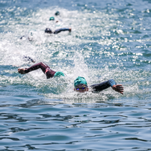 Triathlètes qui nagent dans le lac du Verney.