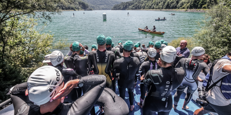 Triathlètes au départ du Triathlon de l'Alpe d'Huez, au bord du Lac du Verney.