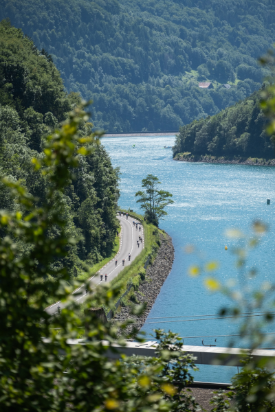 La route qui borde le Lac du Verney durant le Triathlon de l'Alpe d'Huez.
