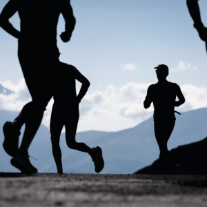Triathlètes sur la course à pied du Triathlon de l'Alpe d'Huez.