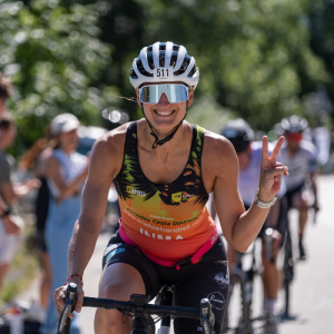 Triathlète habillée par INVERSE dans l'Alpe d'Huez