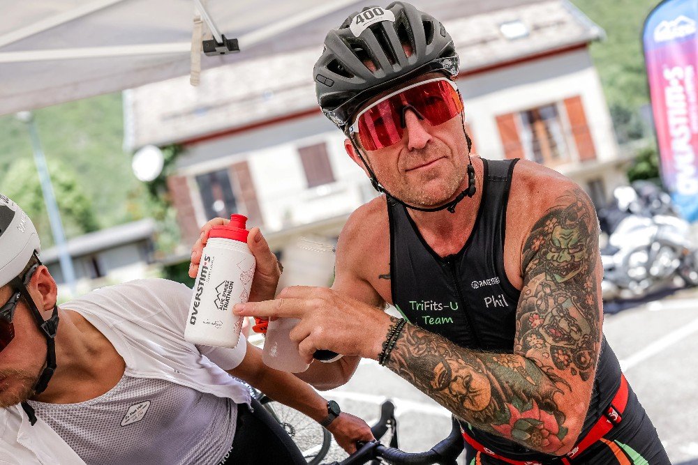 Scène de ravitaillement Overstim.s lors du Triathlon de l'Alpe d'Huez